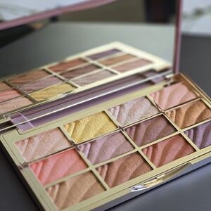 Luxurious Multi-Color Eyeshadow Palette